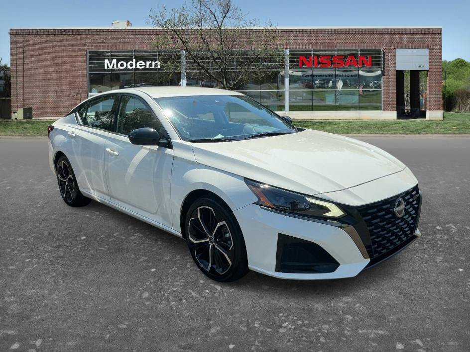 Used 2024 Glacier White Nissan 2.5 SR image 6