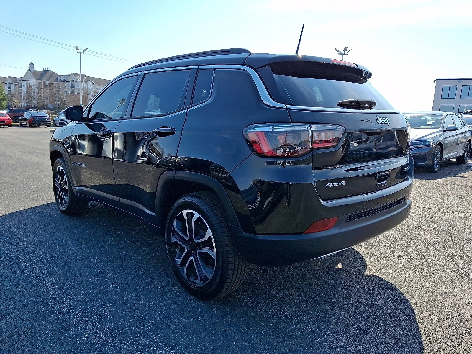 Used 2023 Diamond Black Crystal Pearlcoat Jeep Limited image 4