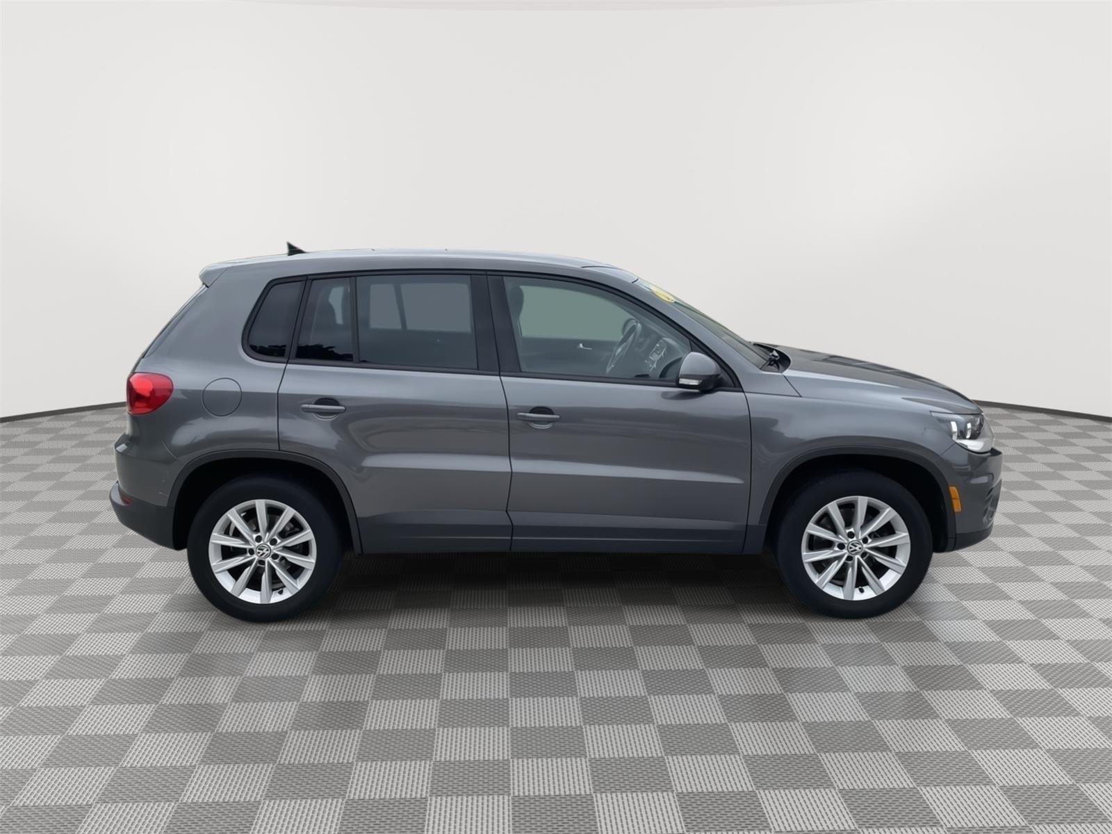 Used 2014 Pepper Gray Metallic Volkswagen SE image 15