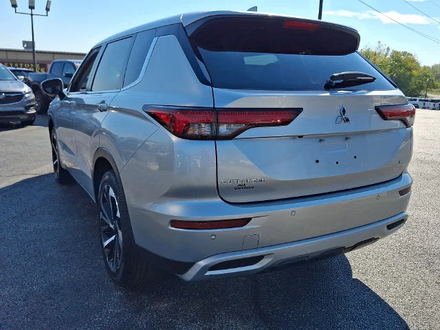 Certified Used 2023 Silver Mitsubishi SE Special Edition image 4