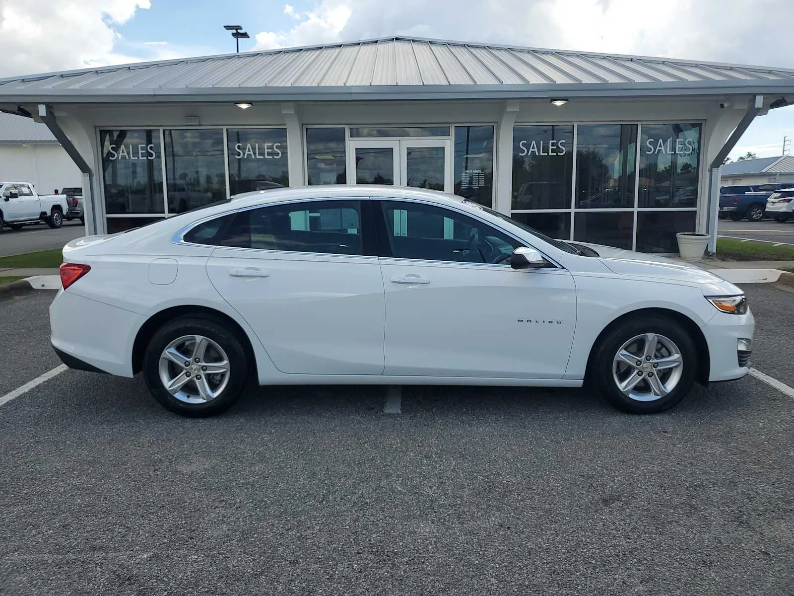 Used 2024 Summit White Chevrolet FL image 8