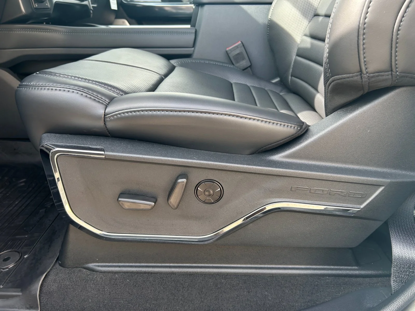 New 2027 Star White Metallic Tri-Coat Ford Platinum image 15