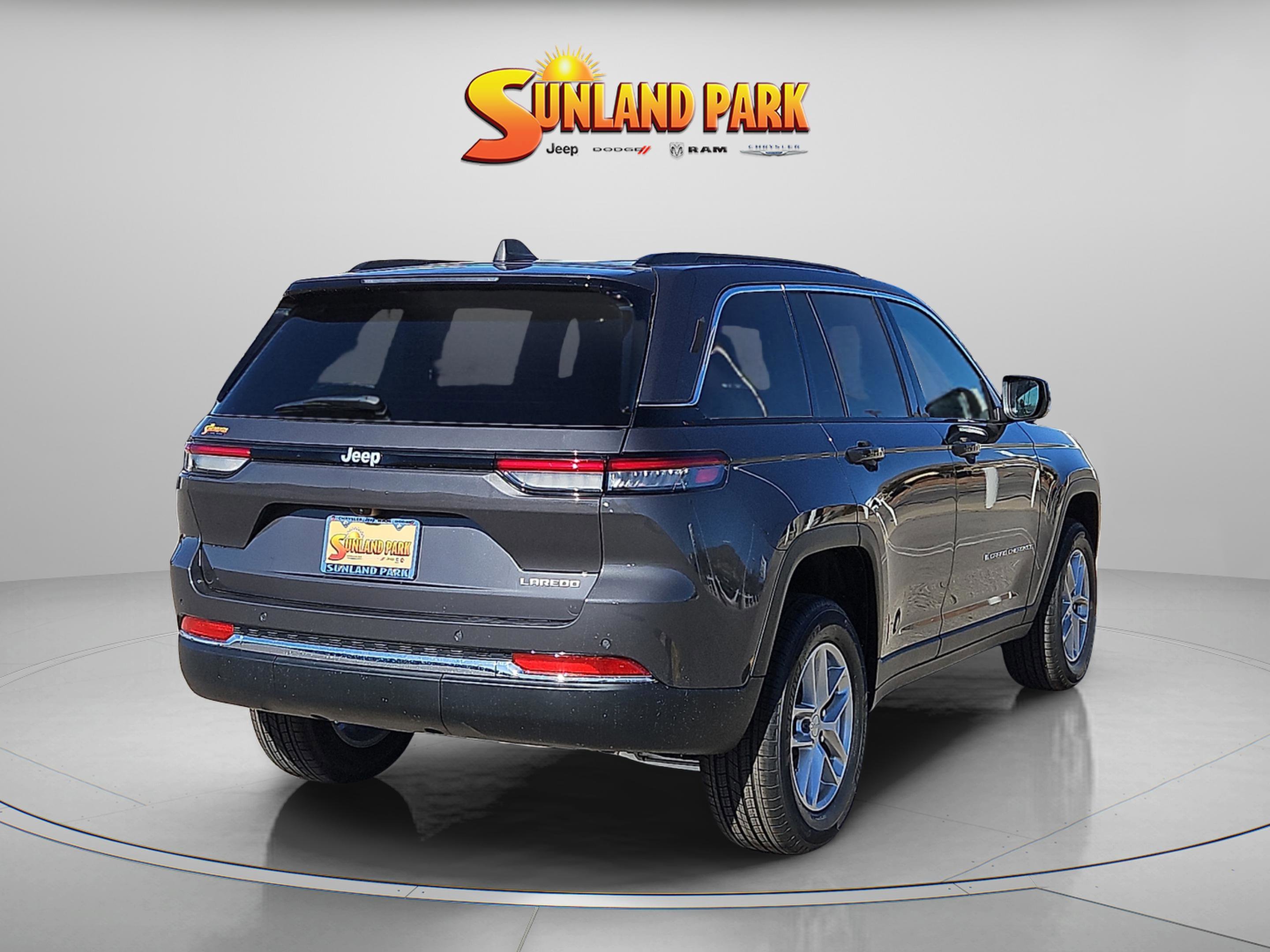 New 2025 Baltic Gray Metallic Clear-Coat Exterior Paint Jeep Laredo image 5