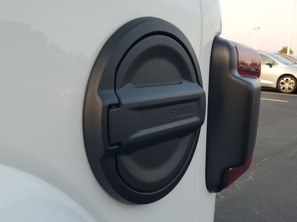 New 2026 Bright White Clear-Coat Exterior Paint Jeep Sahara image 8