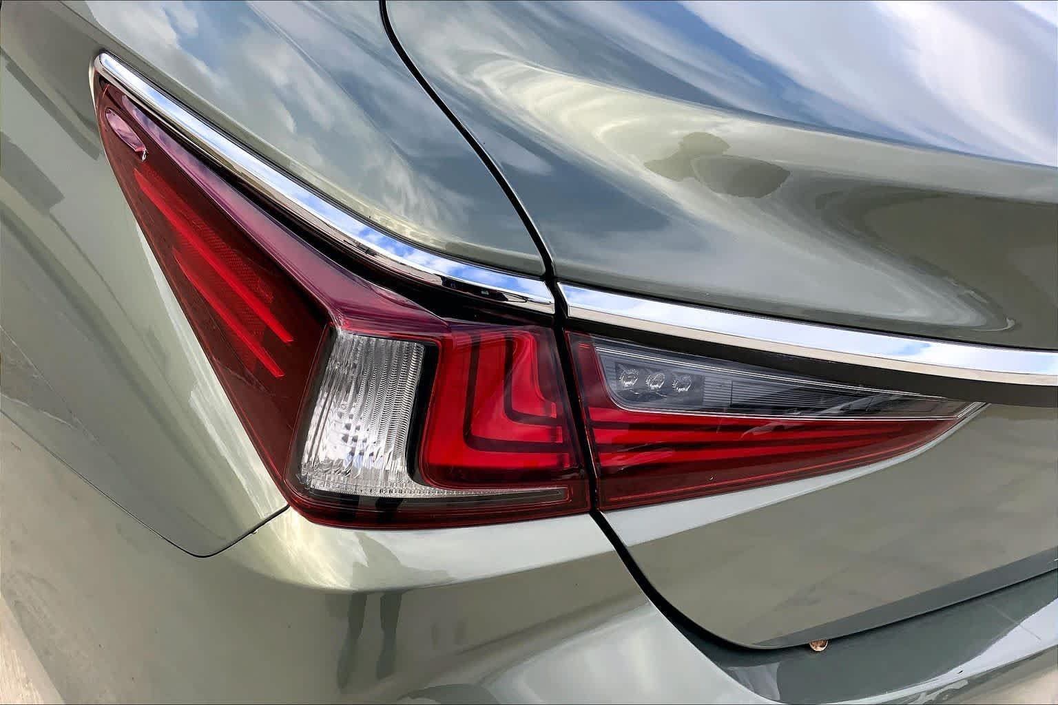 Used 2019 Sunlit Green Lexus  image 28