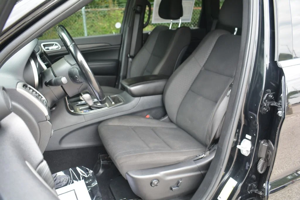 Used 2020 Black Jeep Laredo E image 9