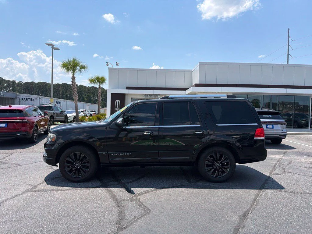 Used 2015 Tuxedo Black Metallic Lincoln Base image 2