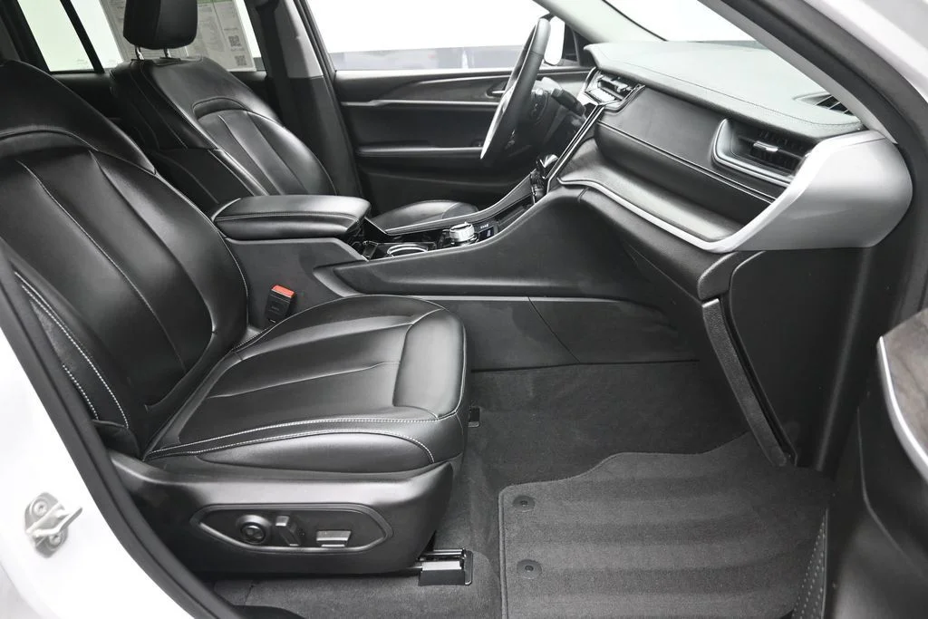 Used 2023 White Jeep Limited image 9