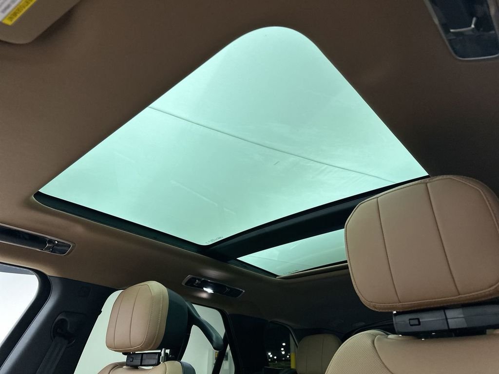 New 2026 Ostuni Pearl White Land Rover Dynamic SE image 11