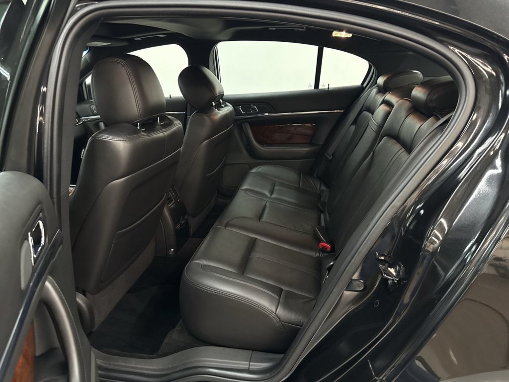 Used 2015 Tuxedo Black Lincoln Base image 14