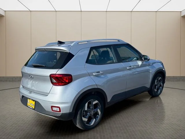 Used 2022 Silver Hyundai SEL image 3