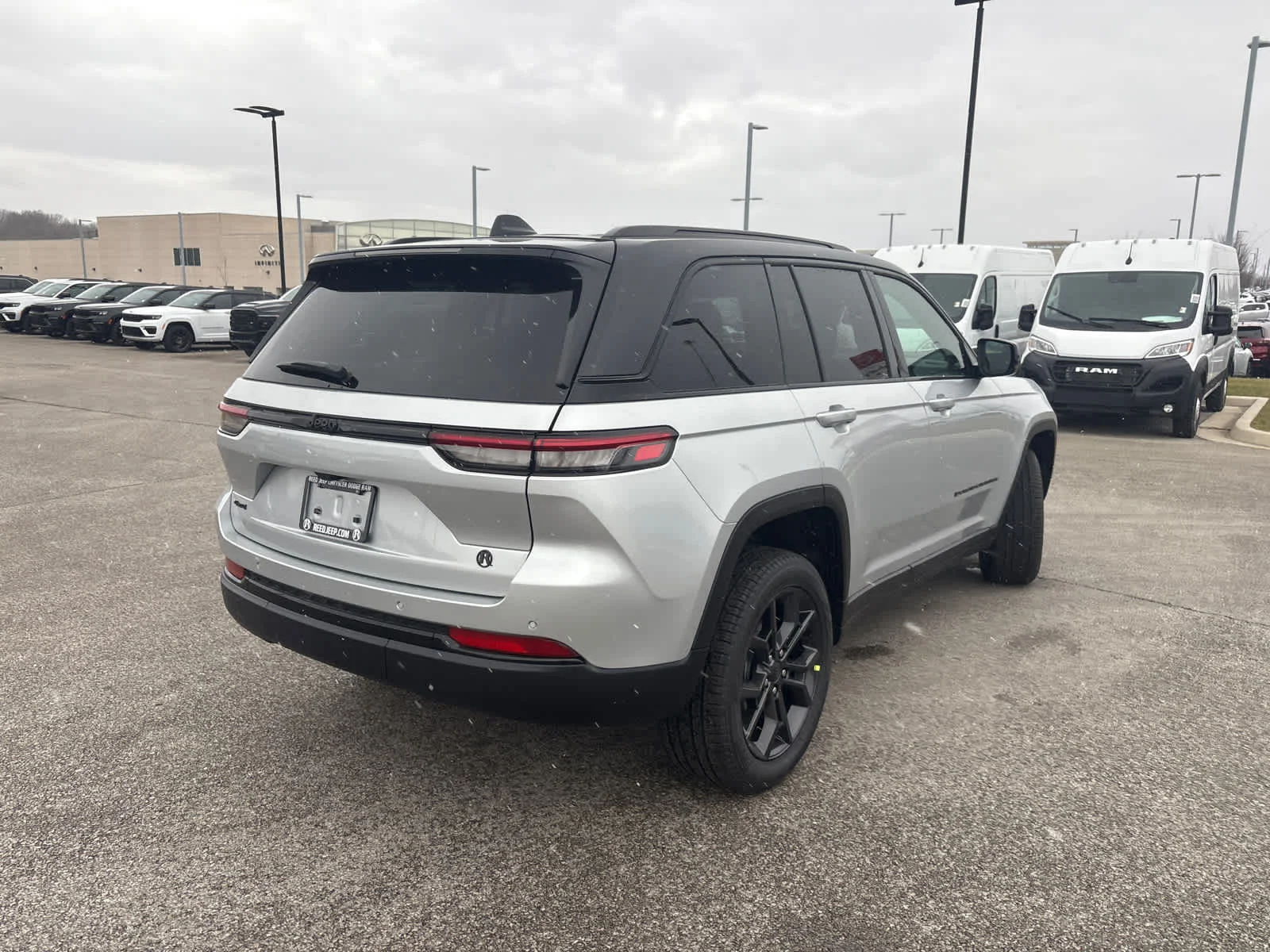 New 2025 Silver Zynith Exterior Paint Jeep Limited image 9
