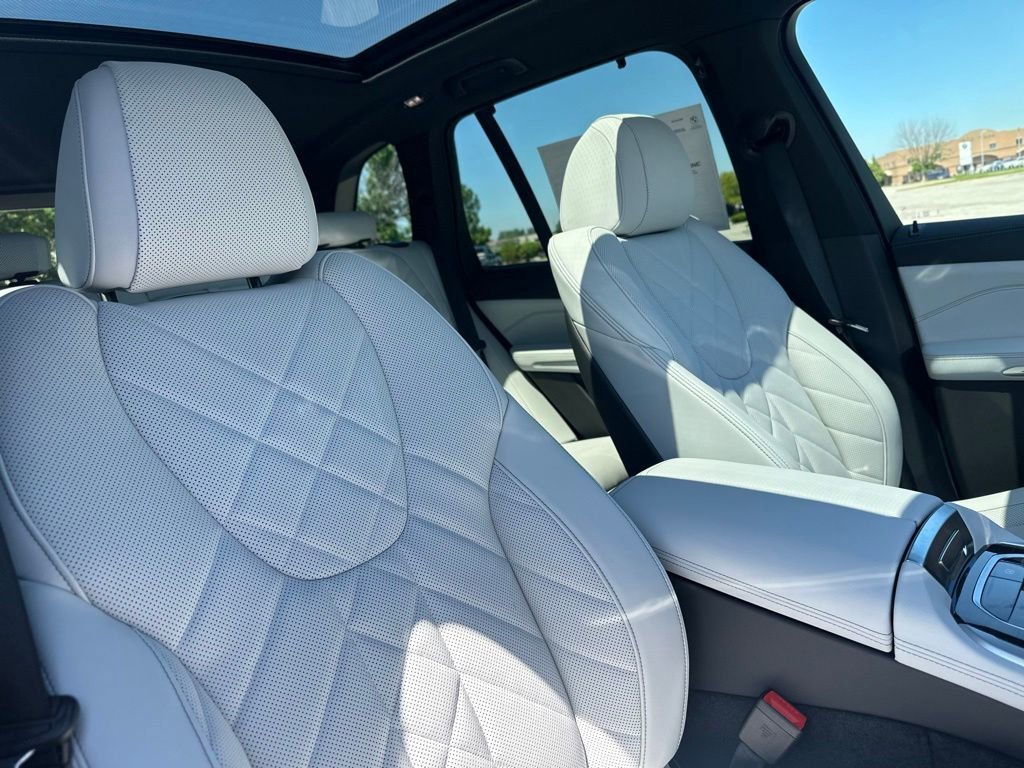 New 2026 Black Sapphire Metallic BMW xDrive40i image 25