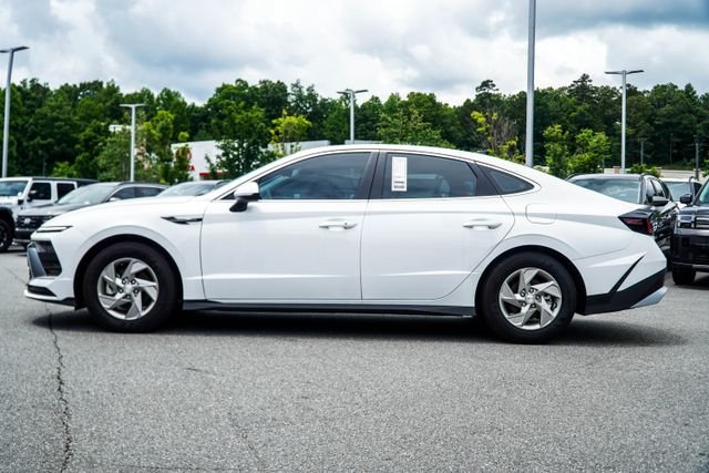 Certified Used 2025 White Hyundai SE image 9
