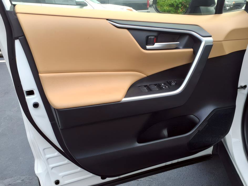 Used 2023 Ice Cap Toyota Hybrid XLE image 17