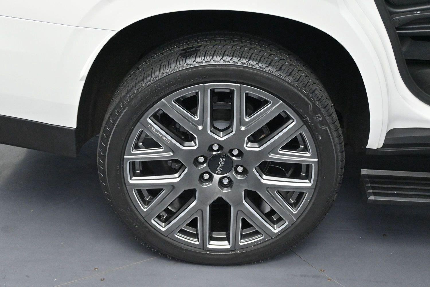 Used 2025 White Frost Tricoat GMC Denali Ultimate image 39