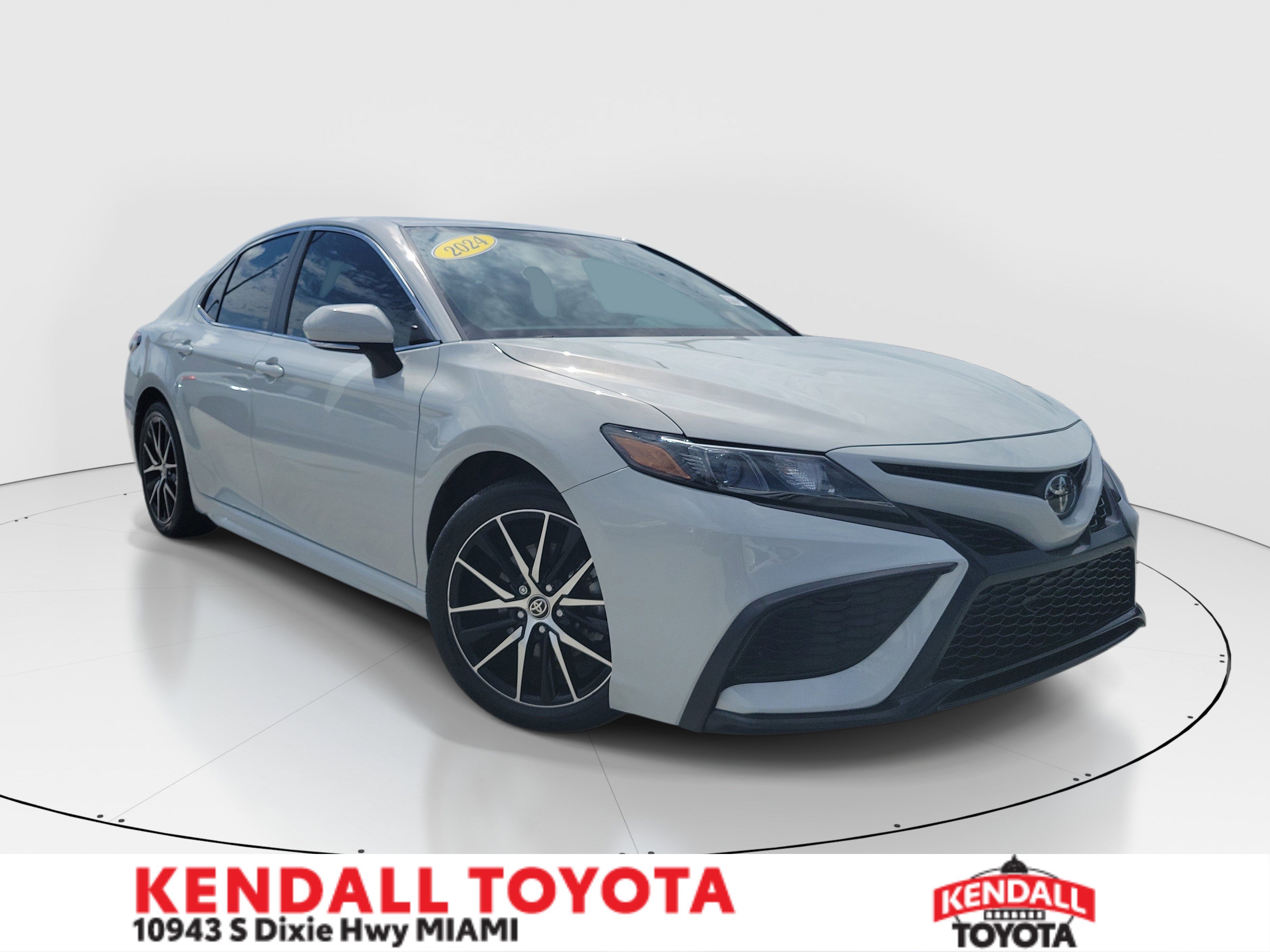 Used 2024 Ice Toyota SE image 1