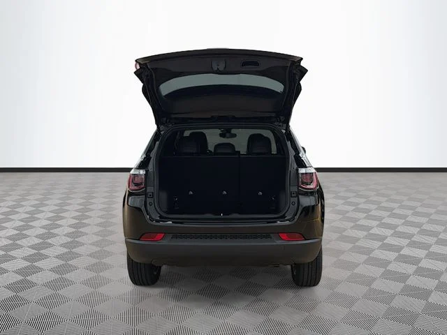 New 2026 Diamond Black Crystal Pearl-Coat Exterior Paint Jeep Latitude image 28