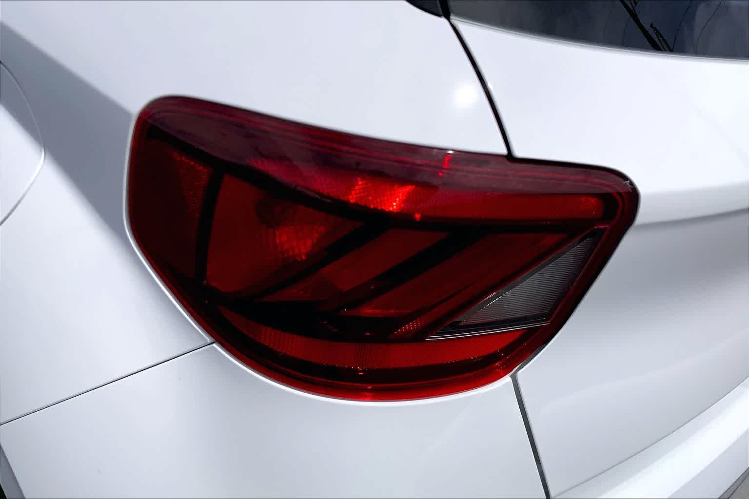 Used 2025 Lunar White Hyundai SEL image 29
