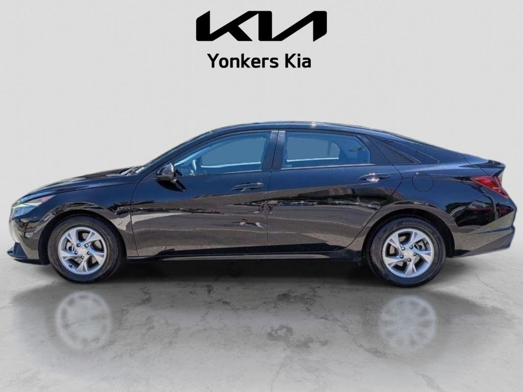 Used 2022 Black Hyundai SE image 10