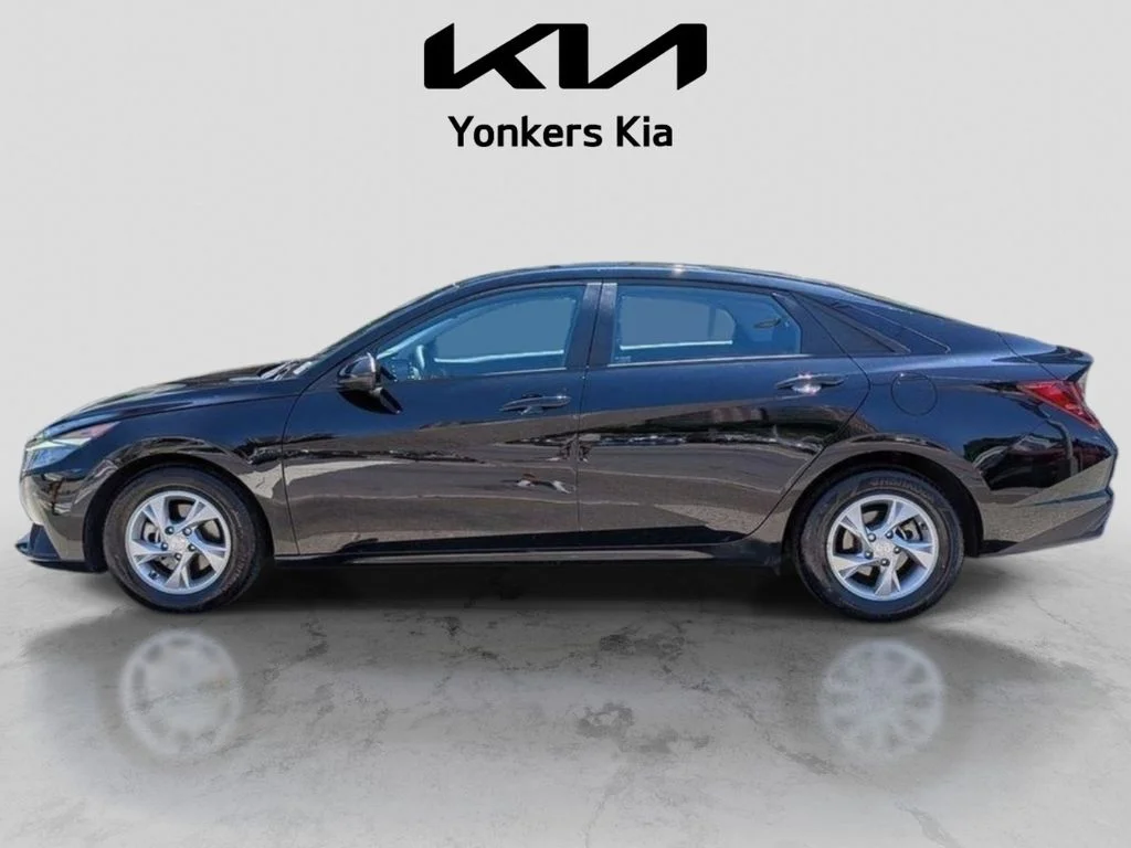 Used 2022 Black Hyundai SE image 10