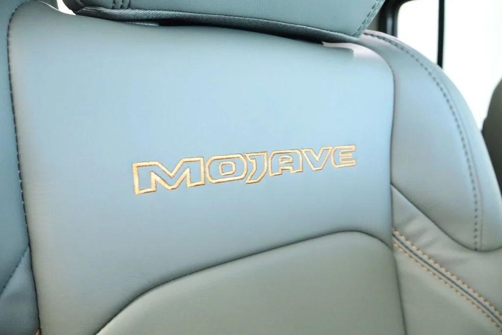 New 2026 Granite Crystal Metallic Clearcoat Jeep Mojave image 26