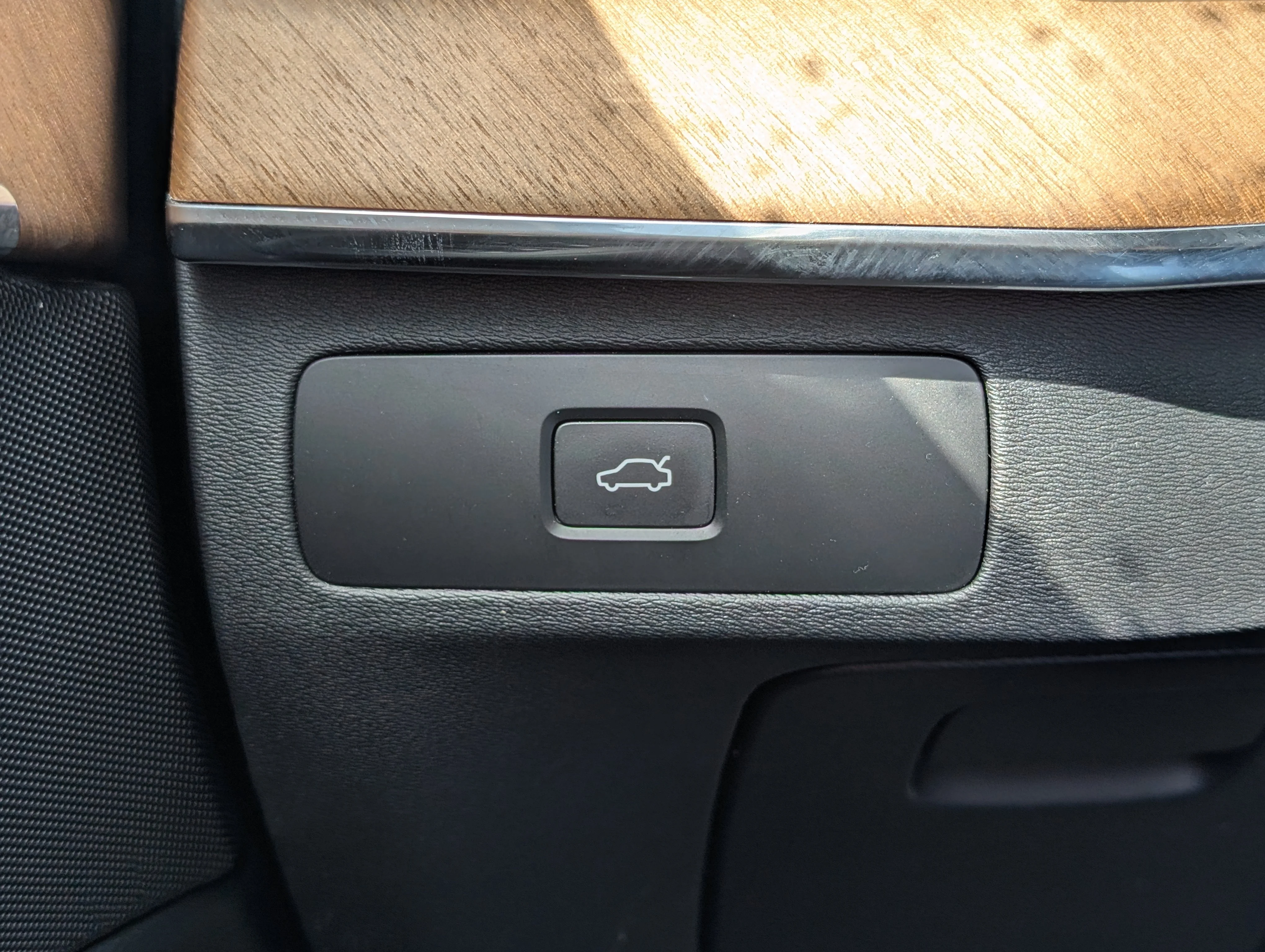 Used 2024 Crystal White Metallic Volvo Plus Bright Theme image 29