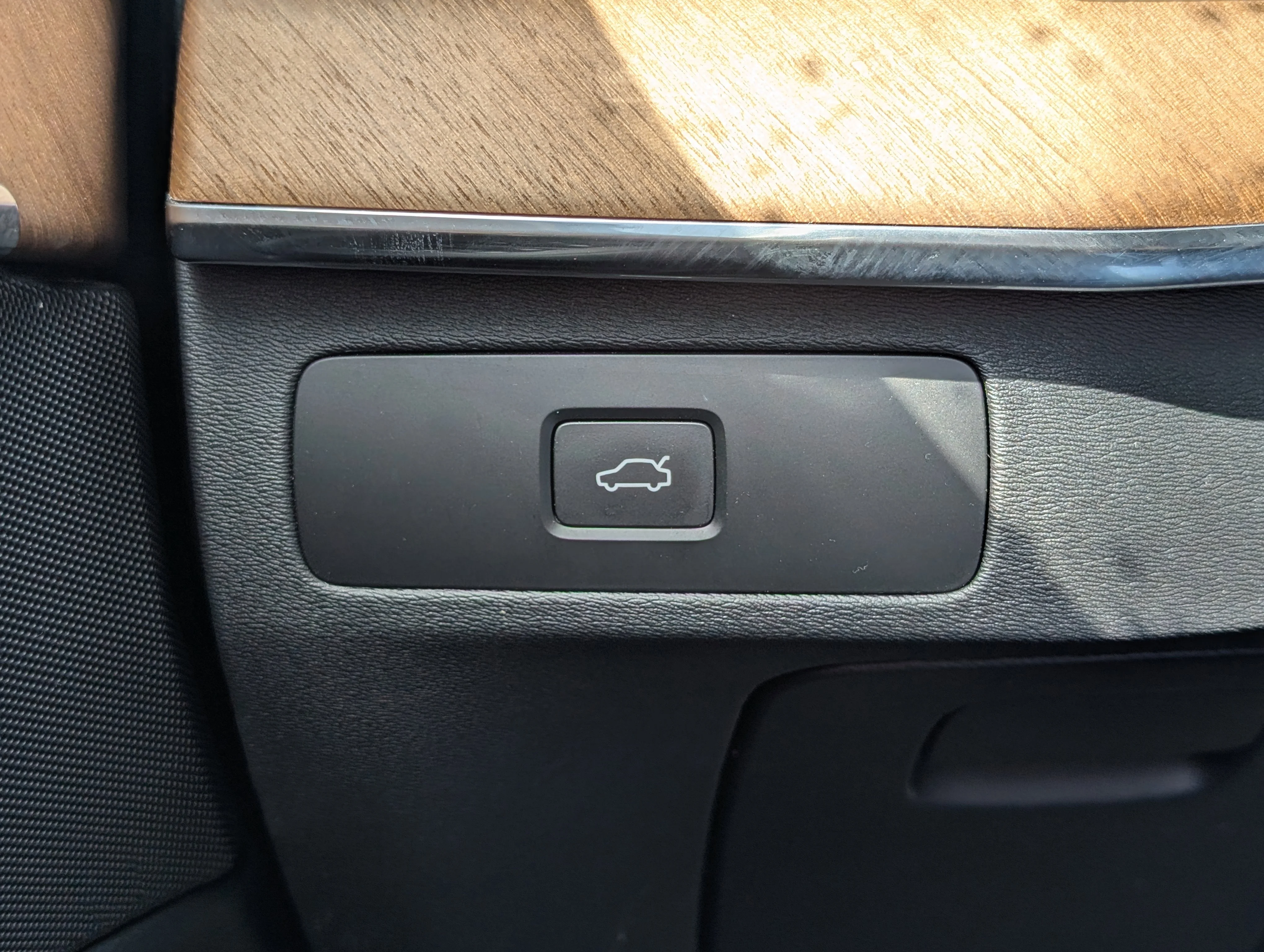 Used 2024 Crystal White Metallic Volvo Plus Bright Theme image 29