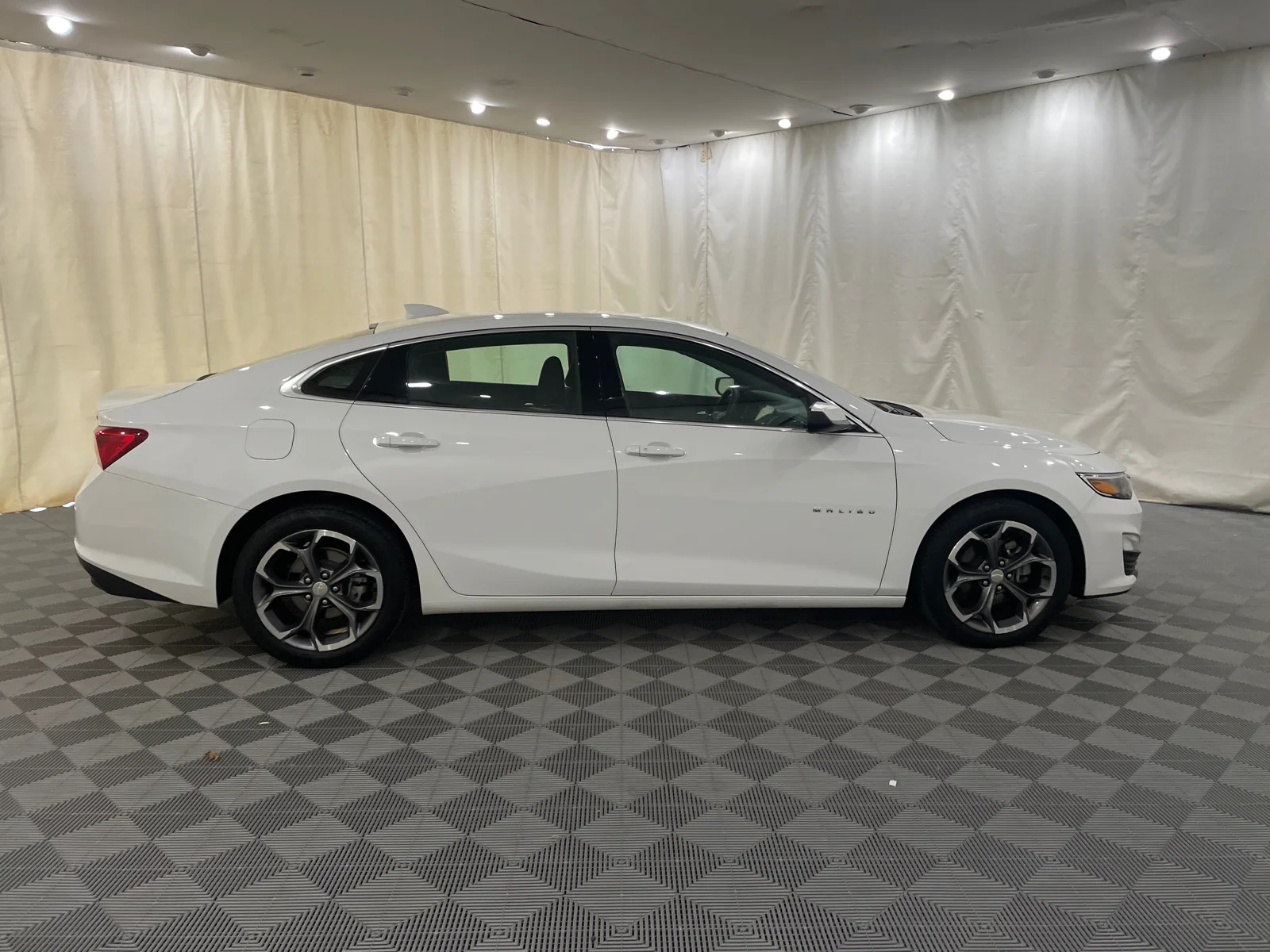 Used 2024 Summit White Chevrolet LT image 5