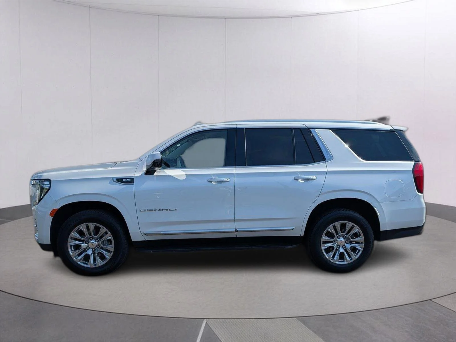 Used 2022 White Frost Tricoat GMC Denali image 2