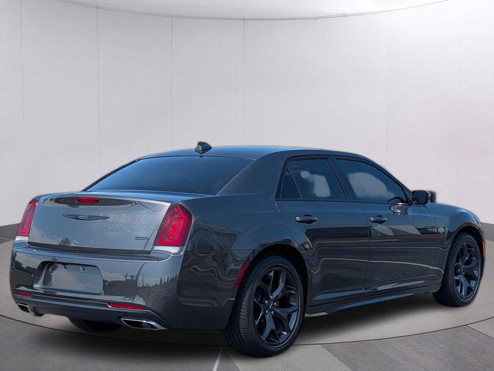 Used 2023 Granite Crystal Metallic Clearcoat Chrysler Touring L image 5