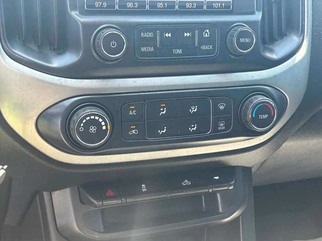 Used 2018 KINETIC BLUE METALLIC Chevrolet 4WD LT image 17