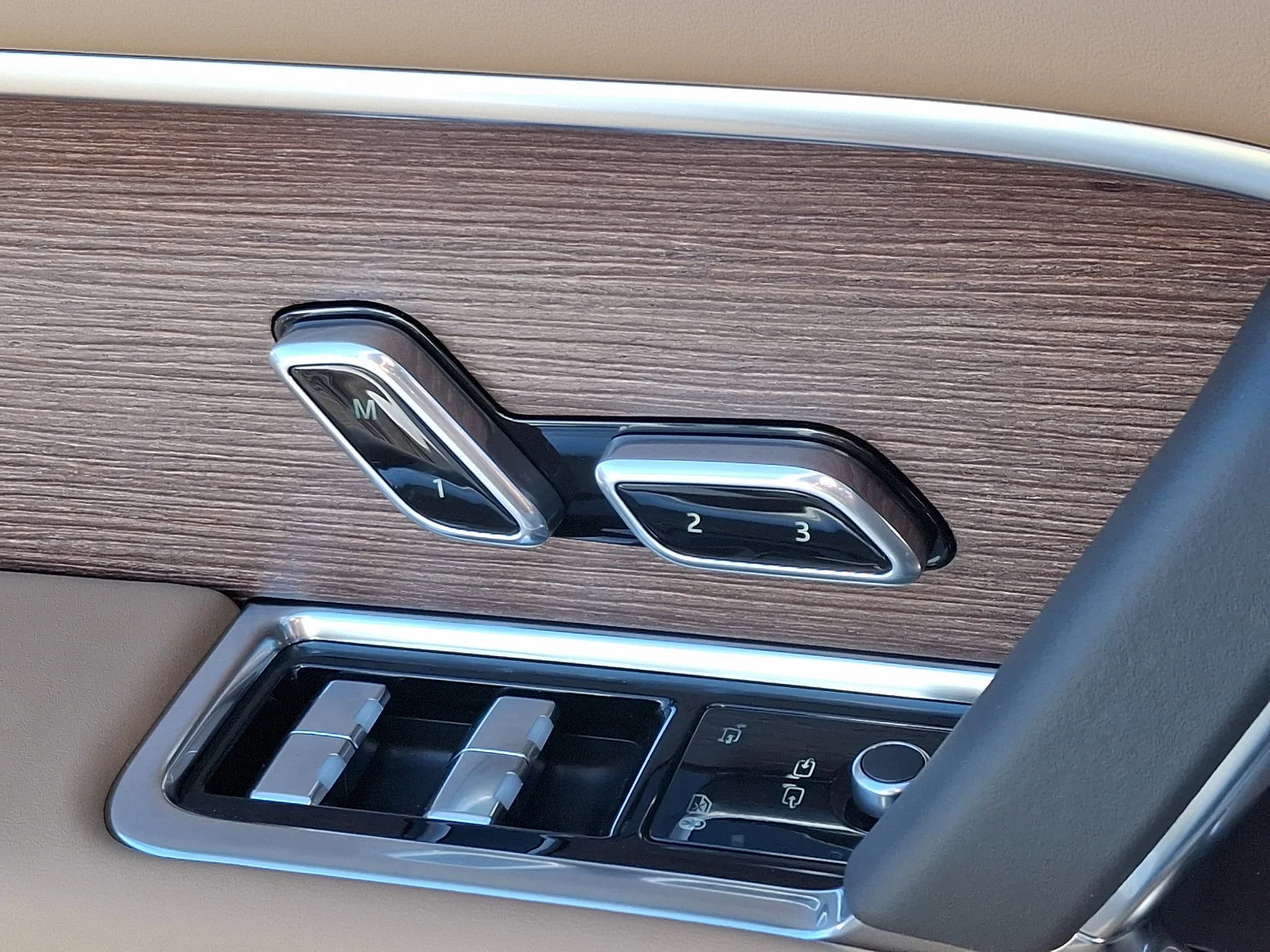 New 2025 Fuji White - 1AA Land Rover Autobiography image 29