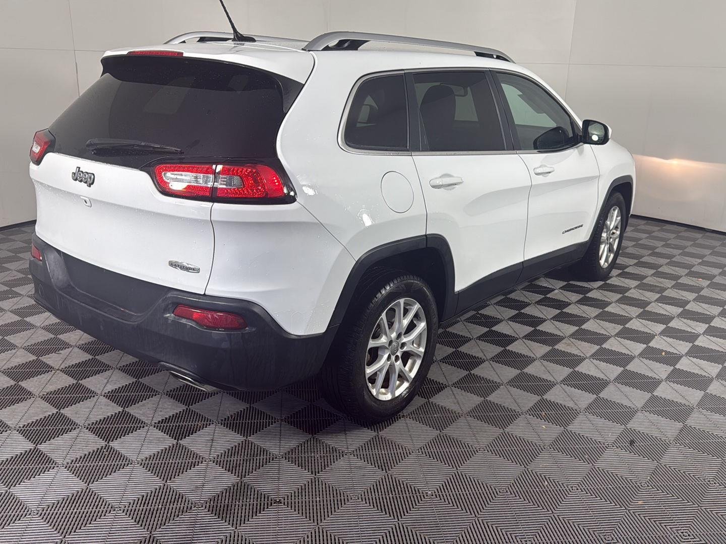 Used 2015 Bright White Clearcoat Jeep Latitude image 6