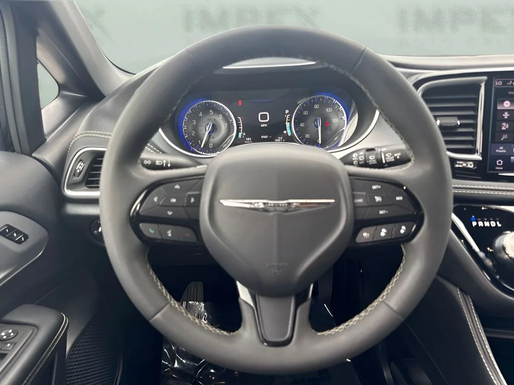 Used 2025 Black Chrysler Limited image 14