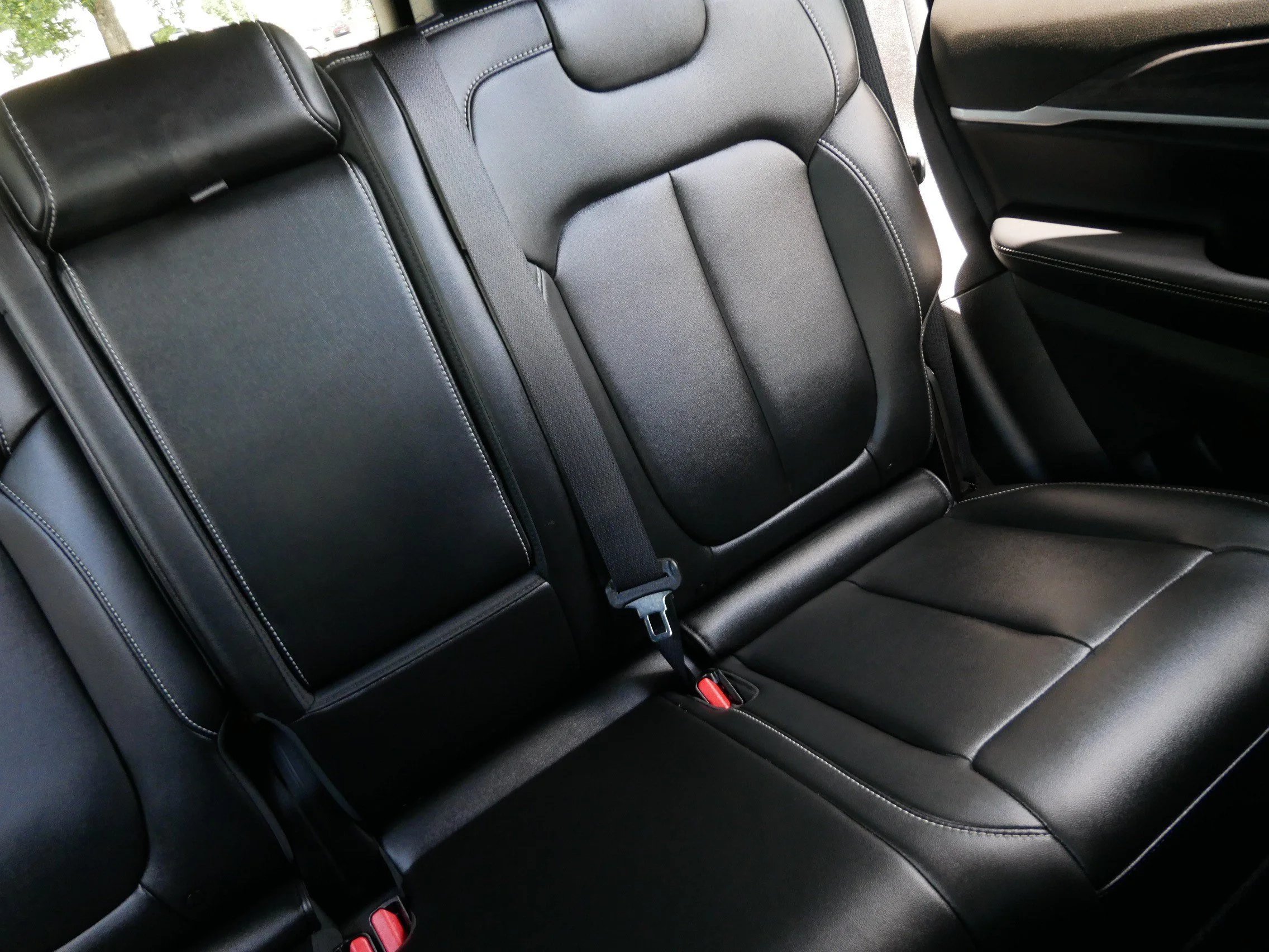 Used 2025 Diamond Black Crystal Pearlcoat Jeep Limited image 14
