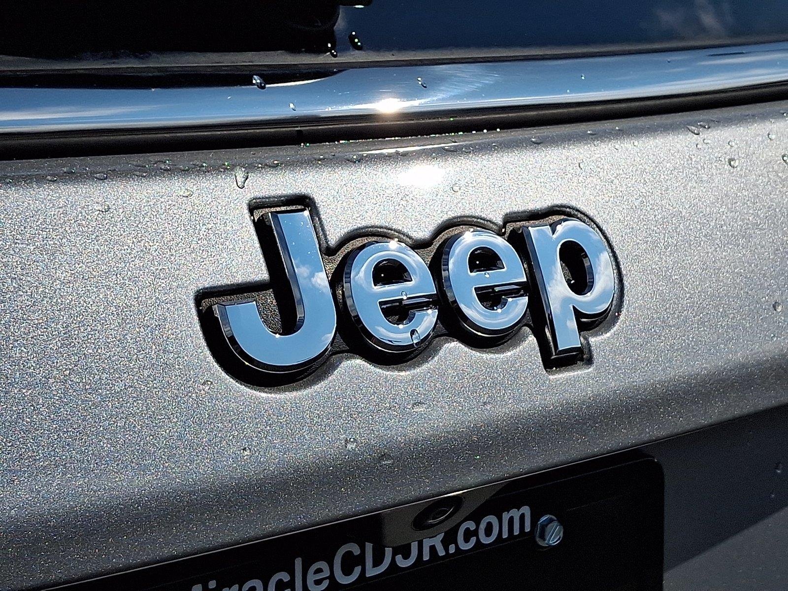 Used 2023 Billet Silver Metallic Clearcoat Jeep Latitude Lux image 30