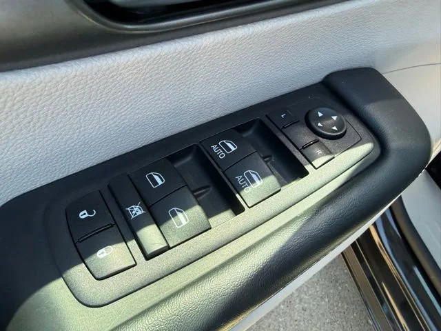 Used 2023 Black Chrysler Touring L image 10