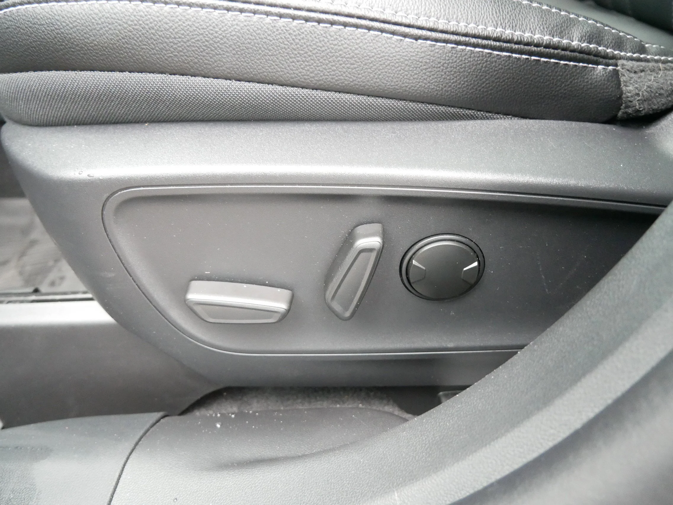 New 2025 Agate Black Metallic Ford PHEV image 19