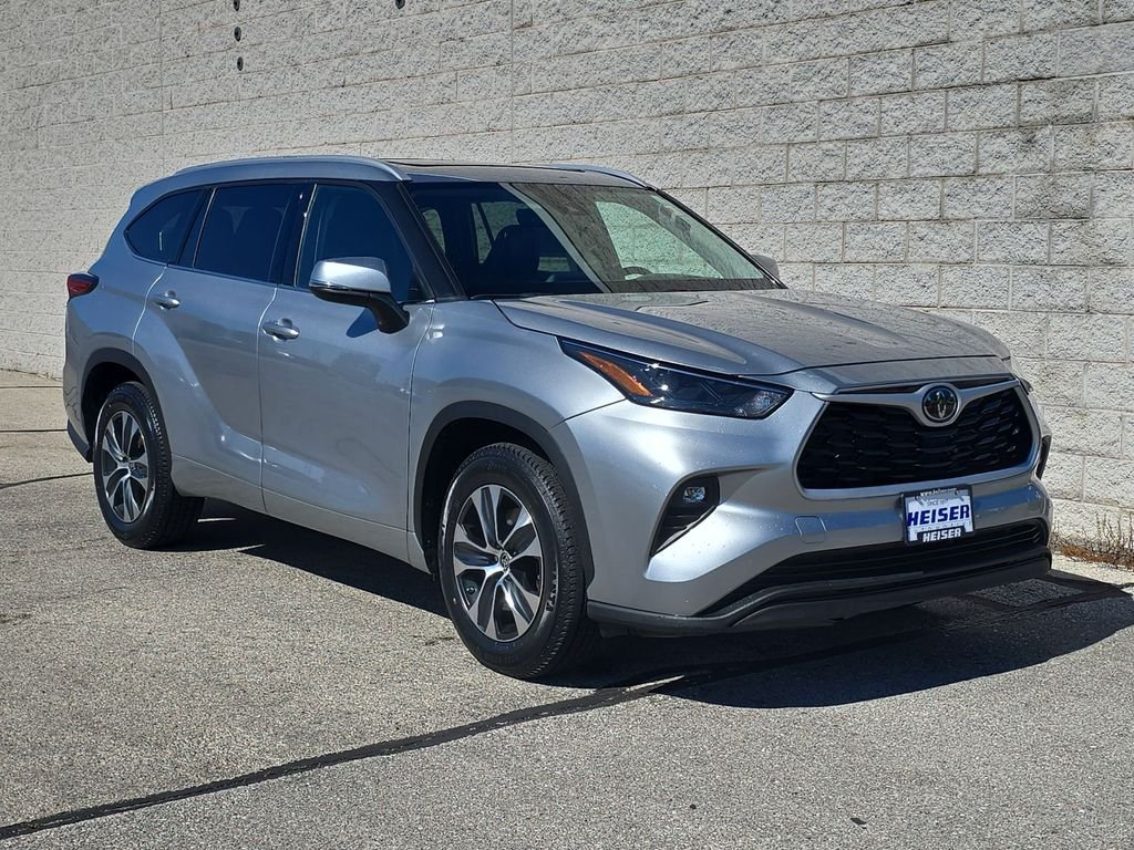 Used 2022 Silver Toyota XLE image 14