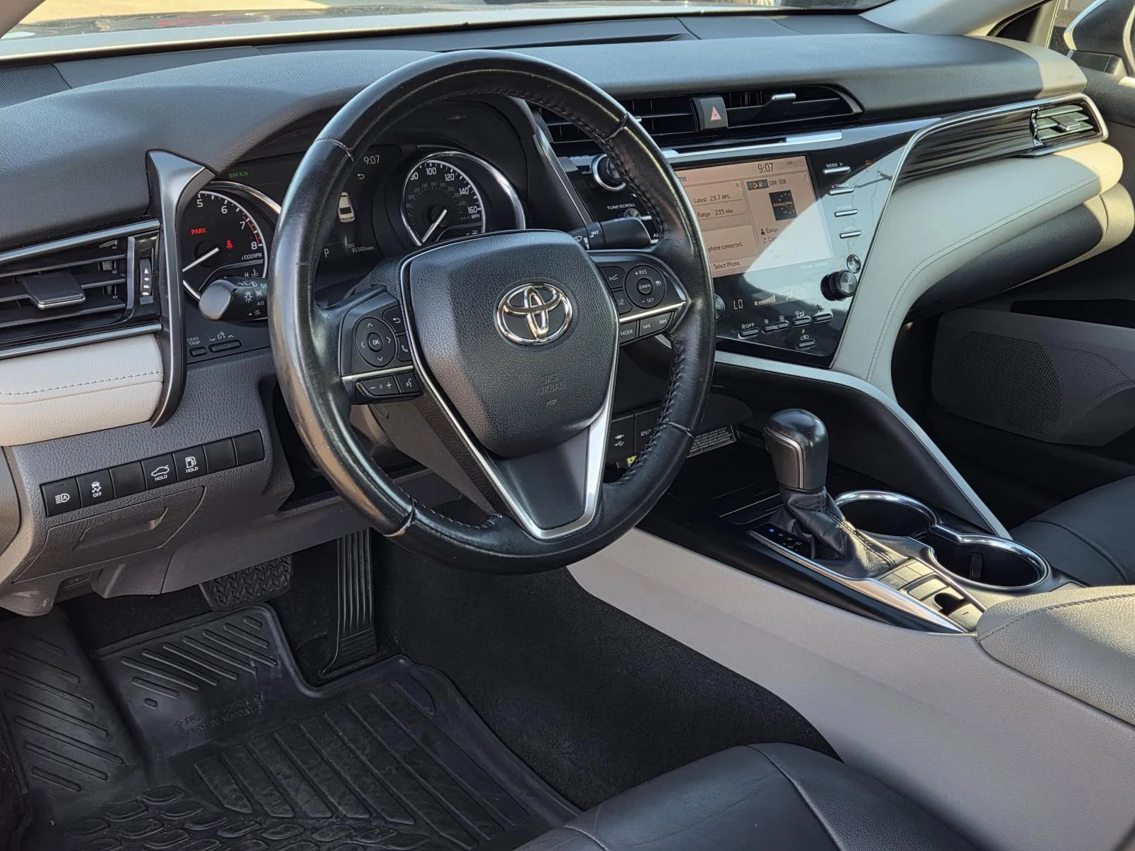 Used 2019 Celestial Silver Metallic Toyota XLE Auto (Natl) image 27