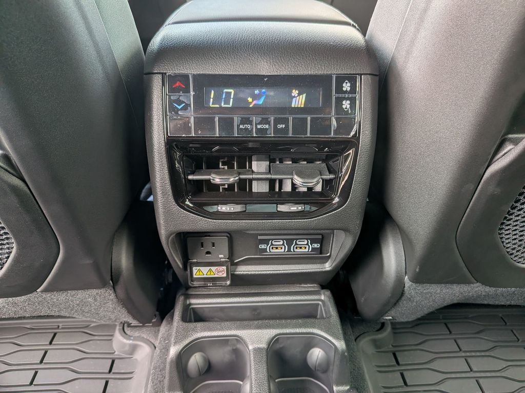 New 2026 Bright White Clear-Coat Exterior Paint Jeep Laredo image 37