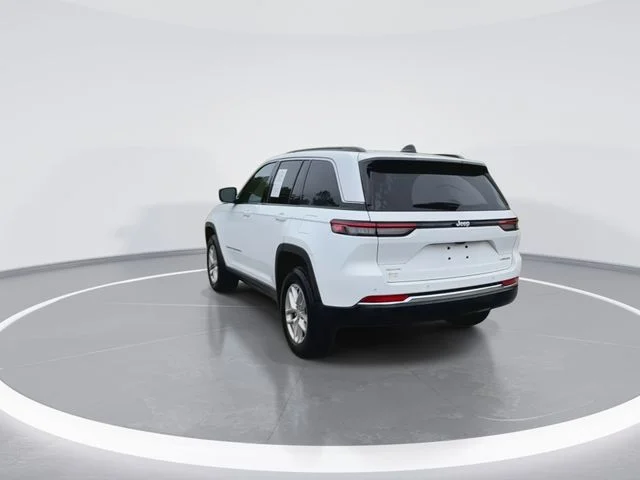 Used 2025 White/off-white Jeep Laredo X image 9