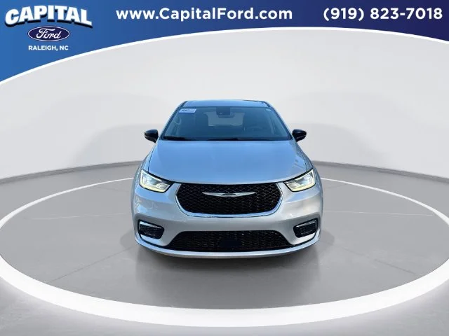 Used 2024 Silver Chrysler Touring L image 3