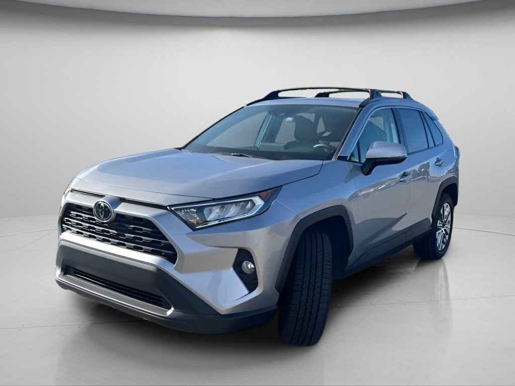 Used 2021 Silver Sky Metallic Toyota XLE Premium image 16