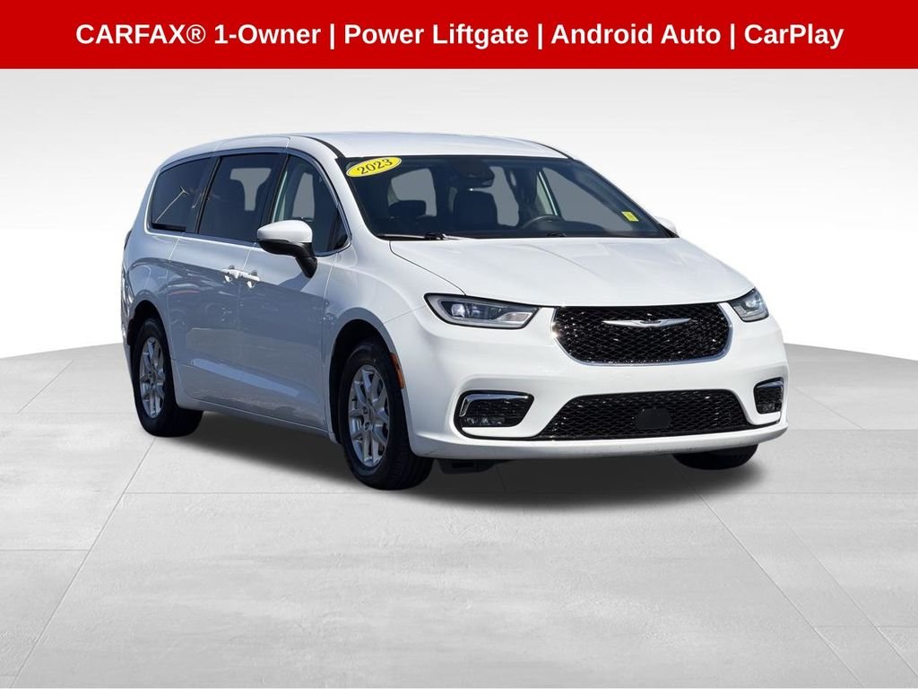 2023 Chrysler Pacifica Touring L's photo