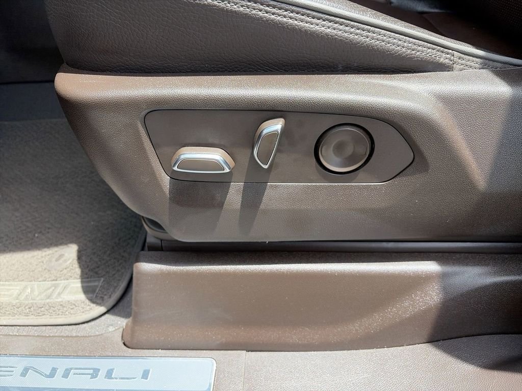Used 2022 Silver GMC Denali image 16