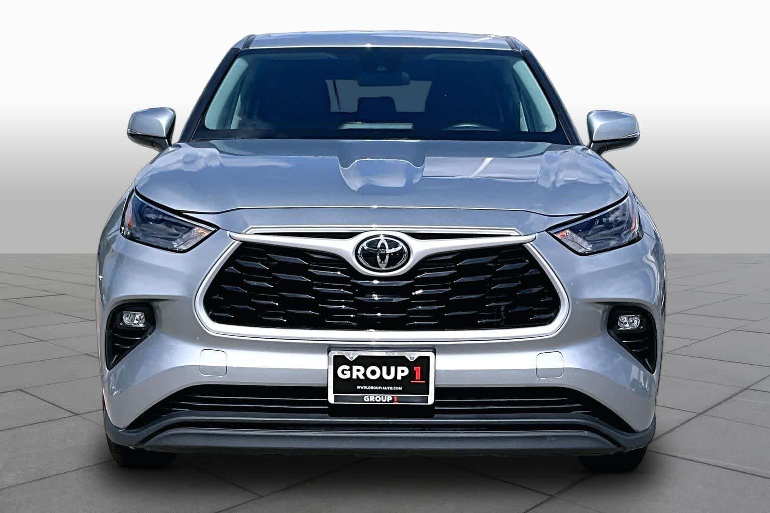 Used 2025 Celestial Silver Metallic Toyota XLE image 4
