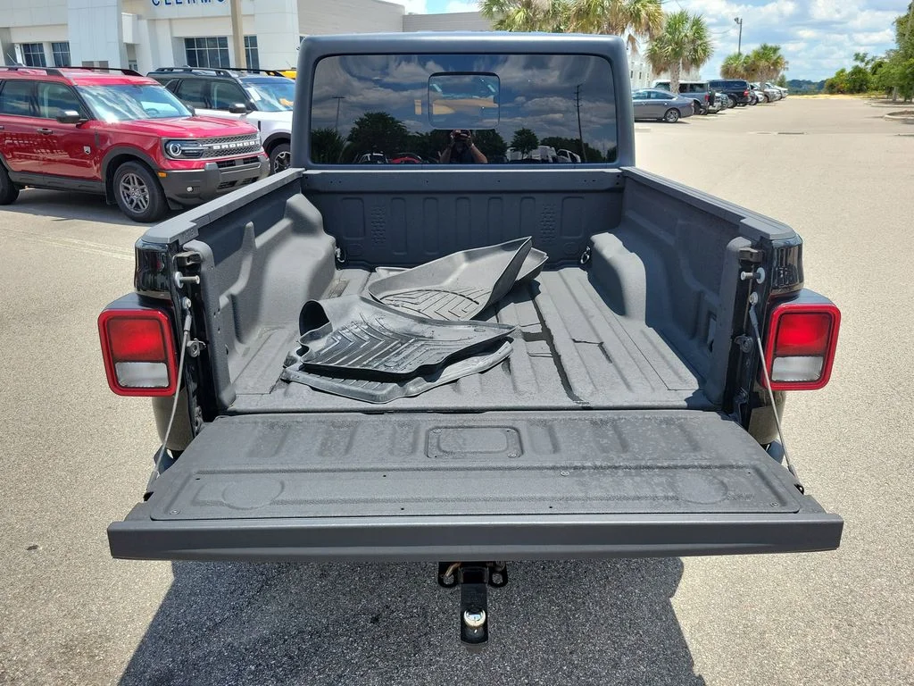 Used 2021 Black Clearcoat Jeep Overland image 8