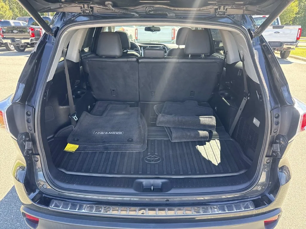 Used 2015 Black Toyota XLE V6 image 26